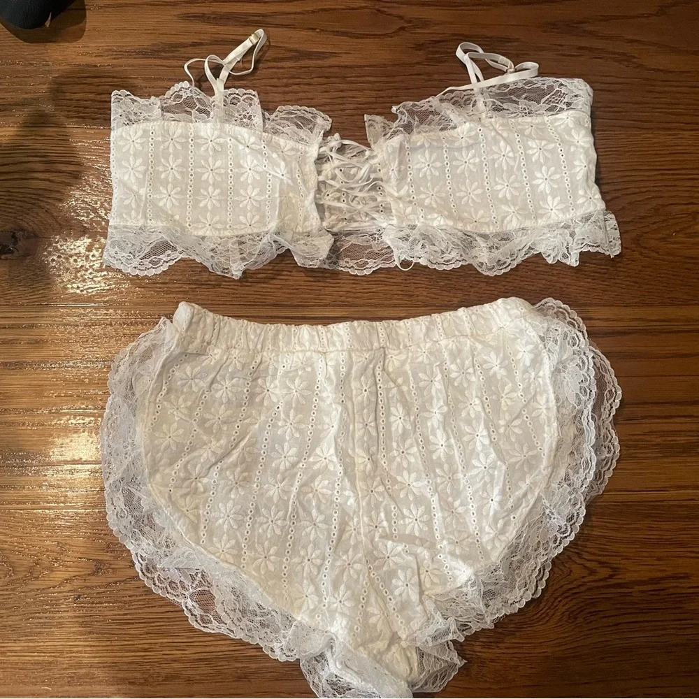 Lacey white shorts set - Picture 2 of 3